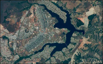 Quelle capitale a &eacute;t&eacute; construite selon un plan en forme d�avion visible depuis le ciel ?