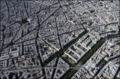 Quelle ville est c&eacute;l&egrave;bre pour son plan en forme d�&eacute;toile visible depuis le ciel, avec de grandes avenues qui partent d�une place centrale ?