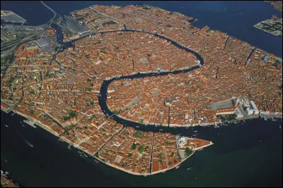 Quelle ville construite sur l�eau r&eacute;v&egrave;le depuis le ciel un incroyable labyrinthe de canaux et d�&icirc;les reli&eacute;es par des ponts ?