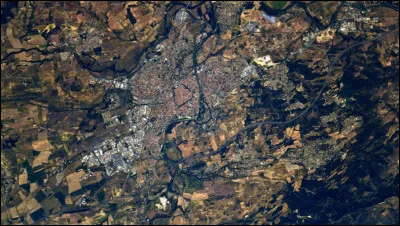 Quelle ville est connue pour sa forme circulaire et ses anciens remparts visibles depuis le ciel ?