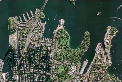 Quelle ville est facilement identifiable depuis le ciel gr&acirc;ce &agrave; son c&eacute;l&egrave;bre op&eacute;ra aux toits en forme de voiles ?