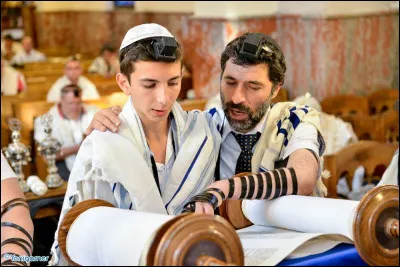 Quel est le nom de la c&eacute;r&eacute;monie du passage de majorit&eacute; religieuse acquis par les jeunes gar&ccedil;ons juifs, &agrave; l�&acirc;ge de 13 ans ?