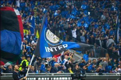 L�Inter Milan est connu dans toute l�Europe pour ses couleurs noir et bleu qui ont fa&ccedil;onn&eacute; son identit&eacute; depuis sa cr&eacute;ation. Quel surnom italien fait directement r&eacute;f&eacute;rence &agrave; ces couleurs ?