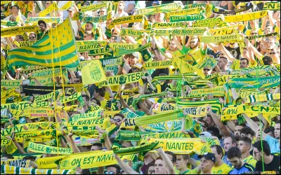 Le FC Nantes a marqu&eacute; l�histoire du football fran&ccedil;ais gr&acirc;ce &agrave; son c&eacute;l&egrave;bre ''jeu &agrave; la nantaise'' et &agrave; son maillot jaune embl&eacute;matique. Quel surnom les supporters donnent-ils &agrave; ce club ?