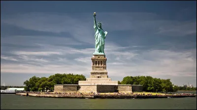 Quel artiste a cr&eacute;&eacute; la monumentale Statue de la Libert&eacute;, offerte aux &Eacute;tats-Unis par la France ?