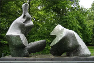 Quel artiste britannique est c&eacute;l&egrave;bre pour ses grandes sculptures abstraites souvent inspir&eacute;es du corps humain et de la nature ?