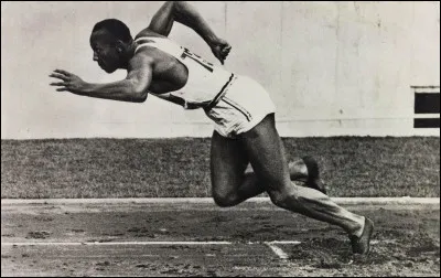 Quel athl&egrave;te am&eacute;ricain a remport&eacute; quatre m&eacute;dailles d�or lors des Jeux olympiques de Berlin en 1936, d&eacute;fiant l�id&eacute;ologie nazie devant le monde entier ?