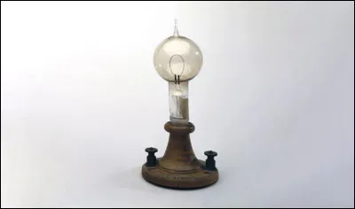 Quel inventeur est principalement reconnu pour avoir perfectionn&eacute; l�ampoule &eacute;lectrique commercialisable &agrave; grande &eacute;chelle &agrave; la fin du XIXe si&egrave;cle ?