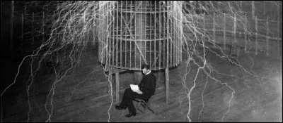 Quel ing&eacute;nieur et inventeur serbe naturalis&eacute; am&eacute;ricain a fortement contribu&eacute; au d&eacute;veloppement du courant alternatif ?