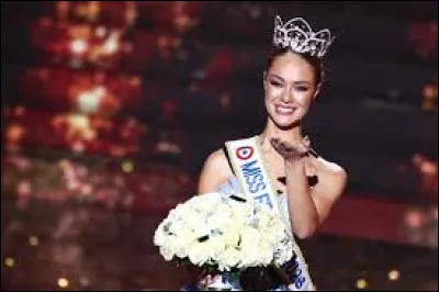 En France, pour pr&eacute;tendre au titre de Miss France faut-il avoir au minimum 18 ans ?