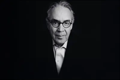 Dans quel film peut-on entendre le th&egrave;me &eacute;pique compos&eacute; par Howard Shore pour accompagner la Terre du Milieu ?