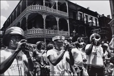 Quelle ville est g&eacute;n&eacute;ralement consid&eacute;r&eacute;e comme le berceau du jazz moderne ?