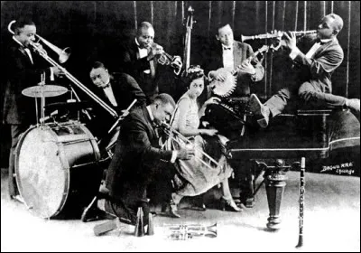 Quel style musical a le plus directement influenc&eacute; la structure rythmique du jazz naissant ?