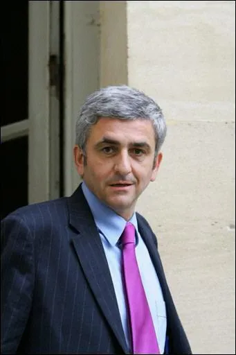 Ministre de la dfense du gouvernement Fillion, c'est ... .