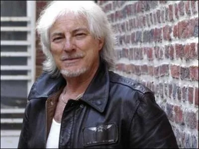 Coluche disait de lui 'Tu allumes un feu de camp et il arrive', c'est ... .