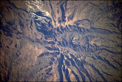 Quel type de volcan est principalement associ&eacute; aux &eacute;ruptions les plus explosives dues &agrave; une forte viscosit&eacute; du magma ?