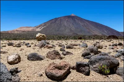 Quelle roche volcanique extr&ecirc;mement poreuse peut parfois flotter temporairement sur l�eau ?