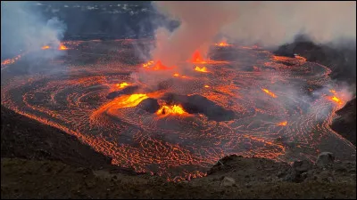 Quel ph&eacute;nom&egrave;ne g&eacute;ologique alimente les volcans d�Hawa&iuml; loin des limites de plaques tectoniques ?