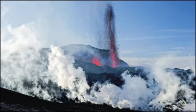 Quel gaz volcanique est le plus abondamment lib&eacute;r&eacute; lors d�une &eacute;ruption ?