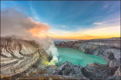 Quelle structure volcanique g&eacute;ante se forme apr&egrave;s l�effondrement d�une chambre magmatique vid&eacute;e ?