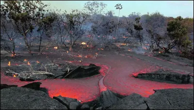 Quel indice volcanique est souvent surveill&eacute; pour pr&eacute;voir une &eacute;ruption imminente ?
