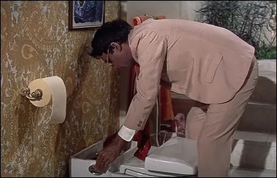Dans quel film le personnage tente-t-il d&eacute;sesp&eacute;r&eacute;ment de r&eacute;parer une chasse d'eau ?