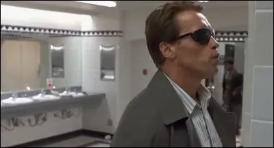 Dans quel film Arnold Schwarzenegger va-t-il transformer les toilettes en v&eacute;ritable champ de bataille ?