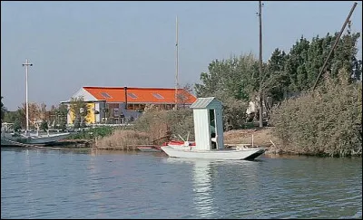 Dans quel film, Michel Galabru s'assoupit-il dans les cabinets pos&eacute;s sur une barque ?
