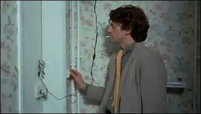 Dans quel film cet &eacute;ternel redoublant pr&eacute;pare-t-il un mauvais coup dans les toilettes ?