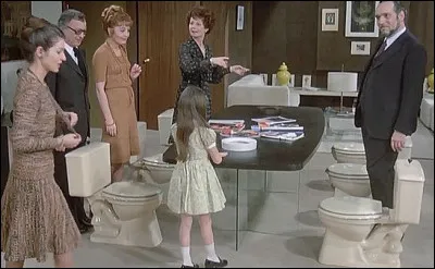 Dans quel film de Bu&ntilde;uel les invit&eacute;s sont-ils re&ccedil;us sur des toilettes ?