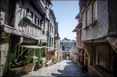 Quelle est cette jolie petite cit&eacute; bretonne, aux magnifiques maisons &agrave; colombages et aux petites rues pav&eacute;es, qui surplombe la Rance ?