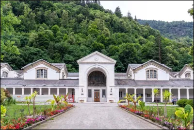 Quelle est cette ville d'eaux pyr&eacute;n&eacute;enne, surnomm&eacute;e ''la reine des Pyr&eacute;n&eacute;es'', qui a conserv&eacute; une &eacute;l&eacute;gante architecture Belle &Eacute;poque ?