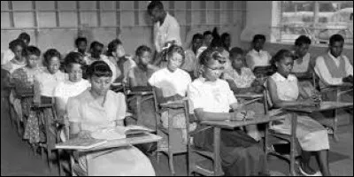 Ce 17 mai, la Cour supr&ecirc;me des &Eacute;tats-Unis rend deux arr&ecirc;ts qui d&eacute;clarent la s&eacute;gr&eacute;gation raciale inconstitutionnelle dans les &eacute;coles publiques : c'&eacute;tait en ...
