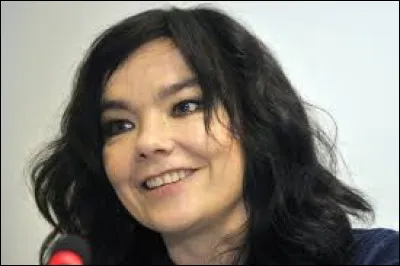 Qui est cette cette chanteuse dont l'un des titres est ''Virus'' ?