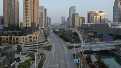 Dans quelle ville chinoise le virus du Covid a-t-il d&eacute;but&eacute; en 2019 ?