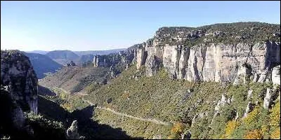 Situ&eacute; dans le Parc naturel r&eacute;gional des Grands Causses, dans quel d&eacute;partement le Mousse coule-t-il ?