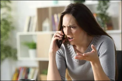 Ton t&eacute;l&eacute;phone sonne. Une voix murmure : &ldquo;Je te vois.&rdquo;