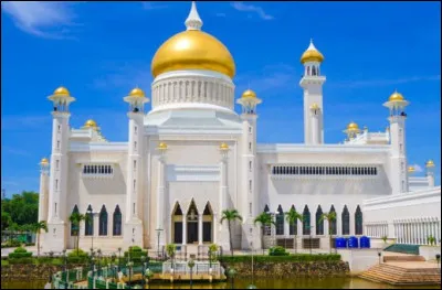 La capitale de ce pays se nomme Bandar Seri Begawan - Monarchie absolue - Un des plus forts revenus par habitant au monde (5&egrave;me) - L'identit&eacute; de ce pays se d&eacute;finit comme "malaise, musulmane et monarchique"