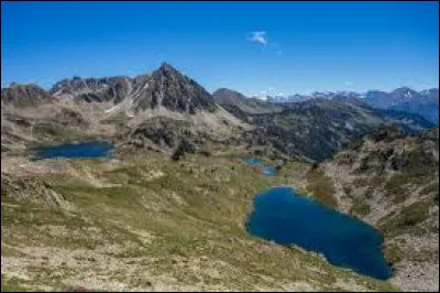 Quelle est l'altitude du pic du N&eacute;ouvielle se trouvant dans les Pyr&eacute;n&eacute;es ?