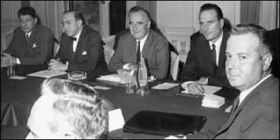 Le 27 mai, les accords de Grenelle sont le r&eacute;sultat d'une n&eacute;gociation men&eacute;e &agrave; l'initiative du gouvernement en mai 1968, avec les repr&eacute;sentants des syndicats de salari&eacute;s et ceux des organisations patronales : c'&eacute;tait en ..