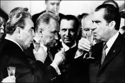 Le 26 mai sont sign&eacute;s les accords SALT entre Am&eacute;ricains et Sovi&eacute;tiques sur les armes strat&eacute;giques offensives : c'&eacute;tait en ...