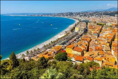 Quelle baie borde la ville de Nice ?
