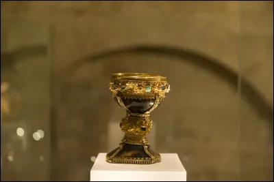 Quel objet sacr&eacute; recherchent de nombreux chevaliers dans les l&eacute;gendes associ&eacute;es &agrave; Broc&eacute;liande ?