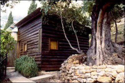Quelle ville abrite le cabanon de Le Corbusier qui se plaisait  dire 'j'ai un chteau sur la Cte d'Azur qui fait 3, 66m sur 3, 66m' ?