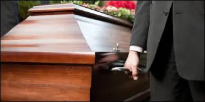 Dans certaines traditions, on place une pi&egrave;ce de monnaie sur les yeux ou dans la bouche des morts. Quelle est l'origine symbolique la plus fr&eacute;quente de ce geste ?