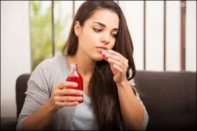 Quel gaz irritant, pr&eacute;sent dans la fum&eacute;e de cigarette, est connu pour d&eacute;clencher la toux ?