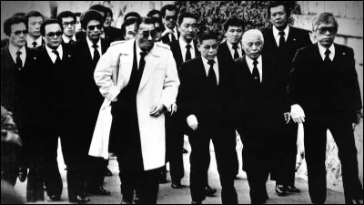 Quelle est l&rsquo;origine historique la plus souvent associ&eacute;e aux premiers groupes Yakuza au Japon ?