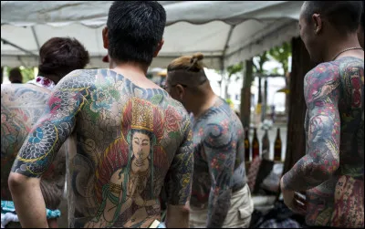 Quelle relation complexe les Yakuza entretenaient-ils parfois avec la population japonaise ?