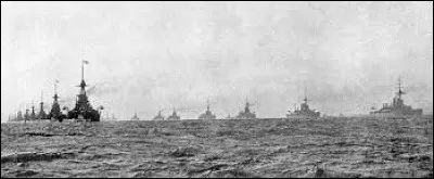 Ce 31 mai, la bataille navale du Jutland oppose les flottes allemande et britannique ; l'affrontement se traduit par la perte de six croiseurs dans chaque camp : c'&eacute;tait en ...