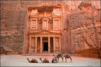 Quelle ancienne cit&eacute; nabat&eacute;enne, c&eacute;l&egrave;bre pour ses fa&ccedil;ades creus&eacute;es dans la roche, contr&ocirc;lait autrefois les routes commerciales de l&rsquo;encens entre l&rsquo;Arabie et la M&eacute;diterran&eacute;e ?